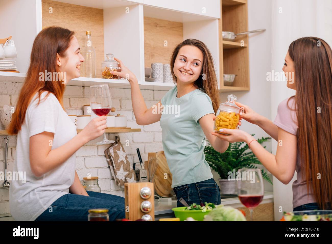 home cucina tempo libero serata relax femmine Foto Stock