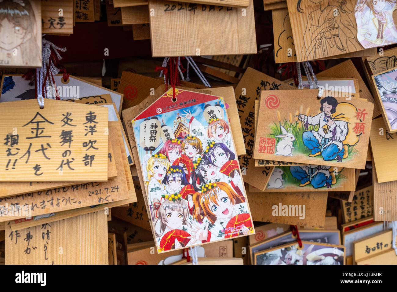 Personaggi giapponesi di anime e manga dipinti su placche di preghiera ema presso il Santuario di Kanda Myojin, un santuario Shintoista dedicato agli affari e ai technofili a Chiyoda, Tokyo, Giappone. Gli adoratori appendono le placche con i loro desideri, sogni o preghiere al tempio. Foto Stock