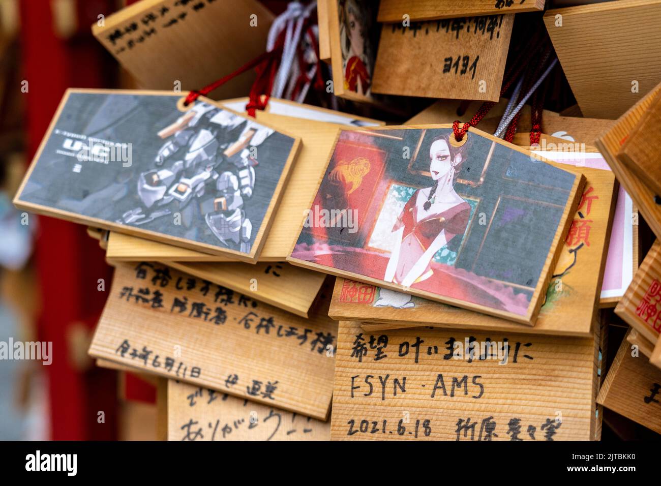 Personaggi giapponesi di anime e manga dipinti su placche di preghiera ema presso il Santuario di Kanda Myojin, un santuario Shintoista dedicato agli affari e ai technofili a Chiyoda, Tokyo, Giappone. Gli adoratori appendono le placche con i loro desideri, sogni o preghiere al tempio. Foto Stock