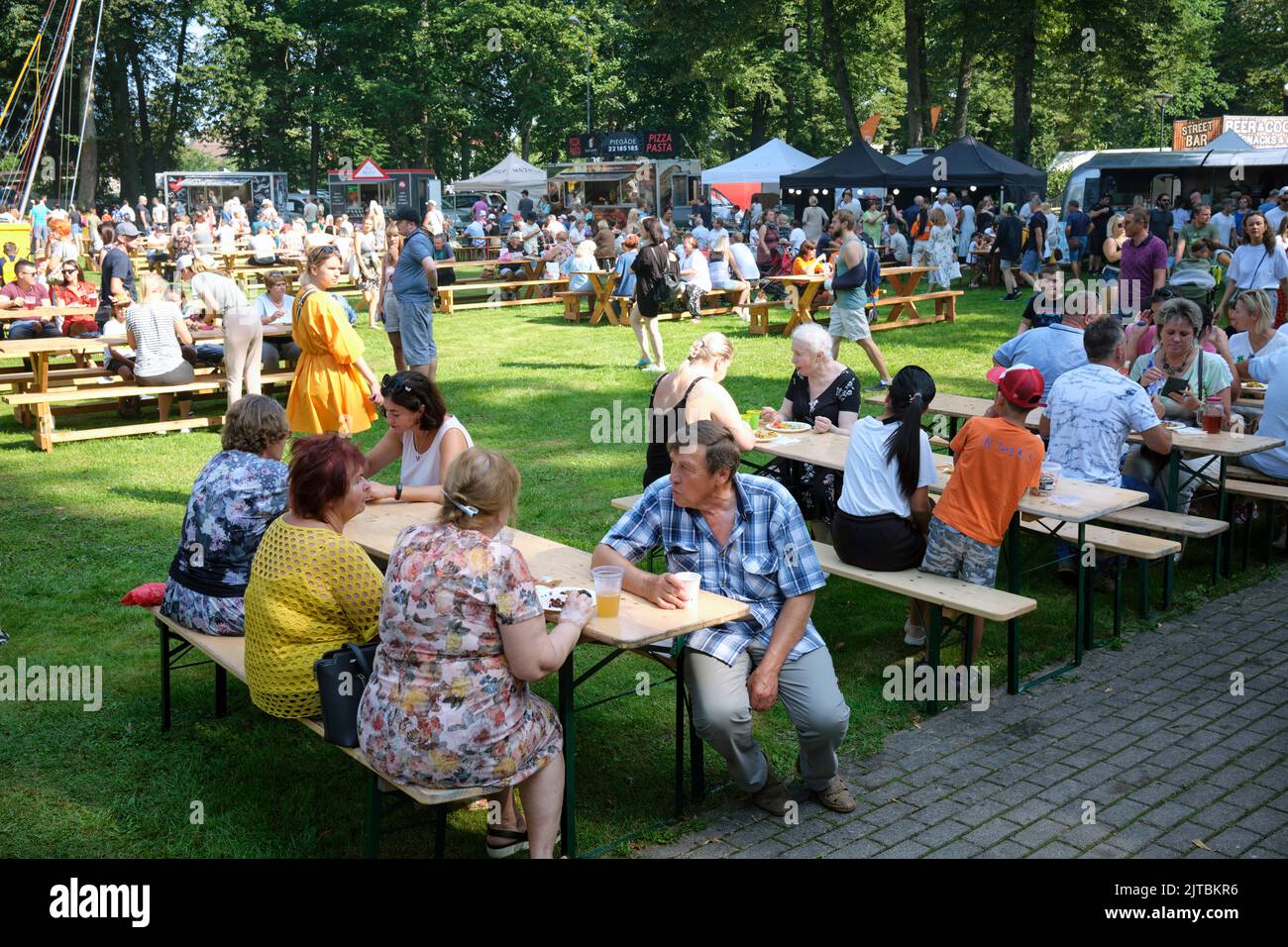 Carnikava City Festival - persone che hanno buon tempo mangiare, bere, parlare e passare il tempo insieme Foto Stock