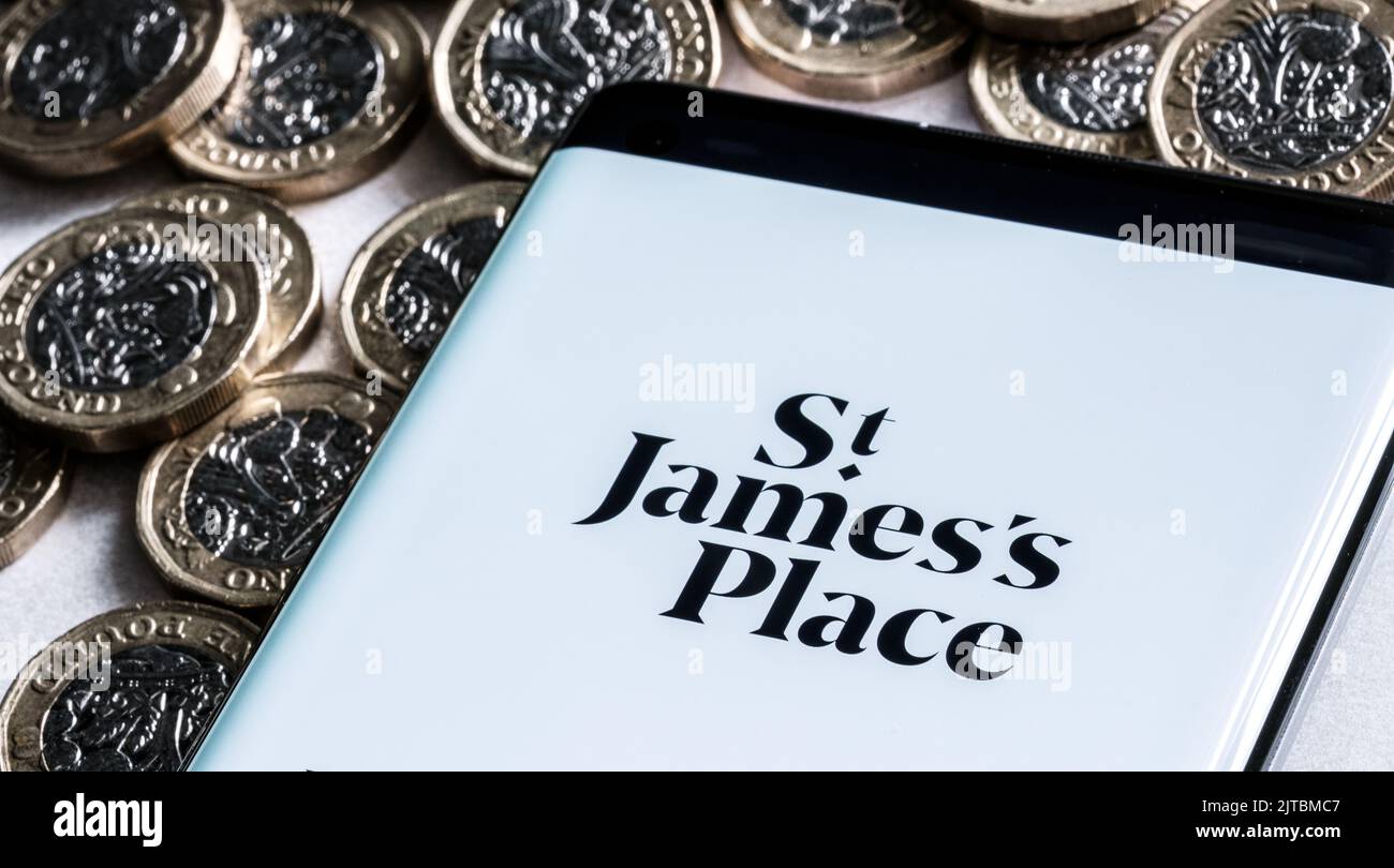 Applicazione SJP visto sullo schermo dello smartphone collocato su monete British Pound. St. James's Place (SJP) è una società di consulenza finanziaria specializzata. Stafford, unità Foto Stock