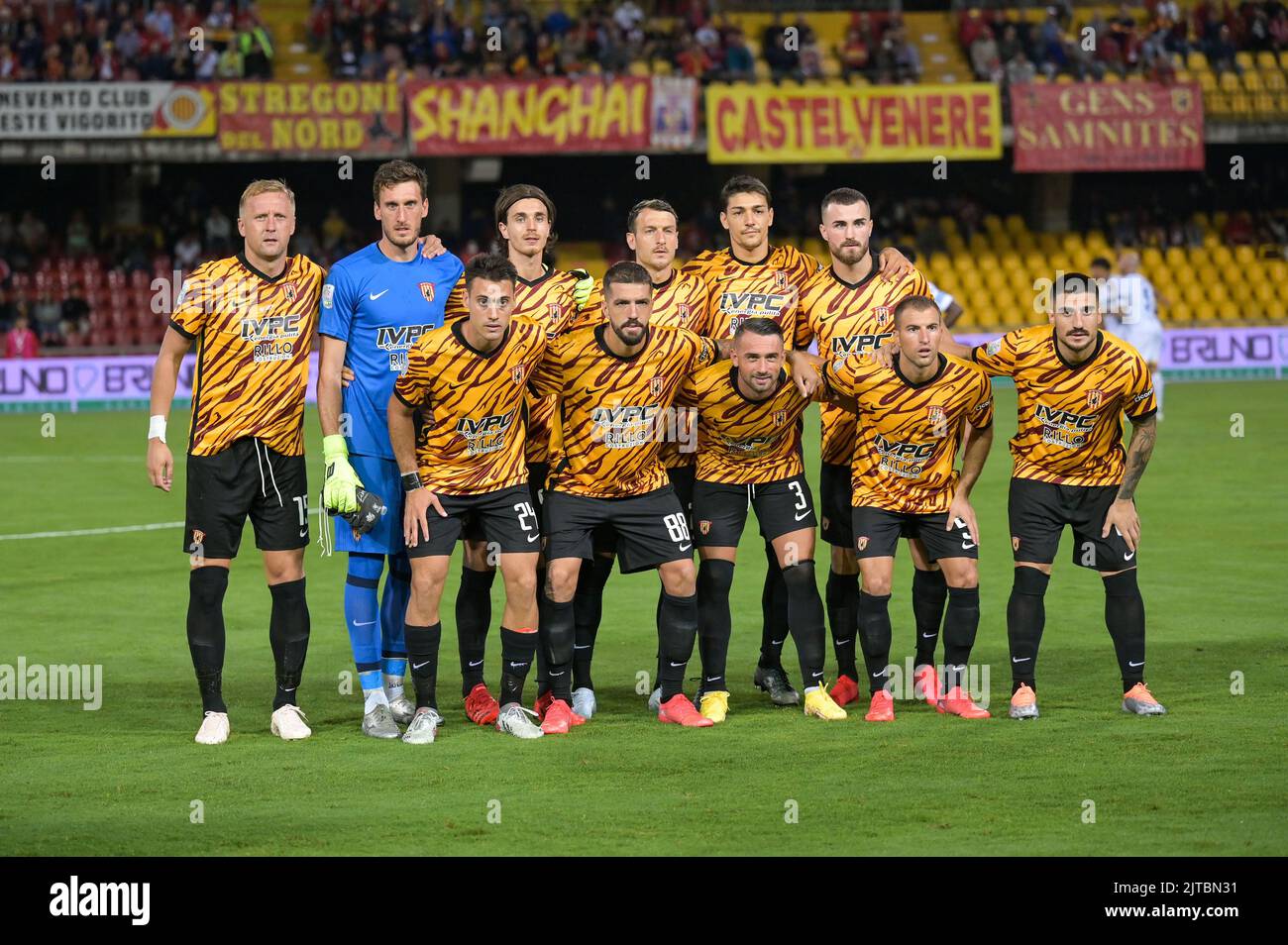 28 de agosto de 2022, Benevento, Italia: L'allenatore del Frosinone Calcio  Fabio Grosso hablando con el árbitro Luca Pairetto durante el partido de  Fútbol Italiano Serie B 2022/2023 entre Benevento vs Frosinone