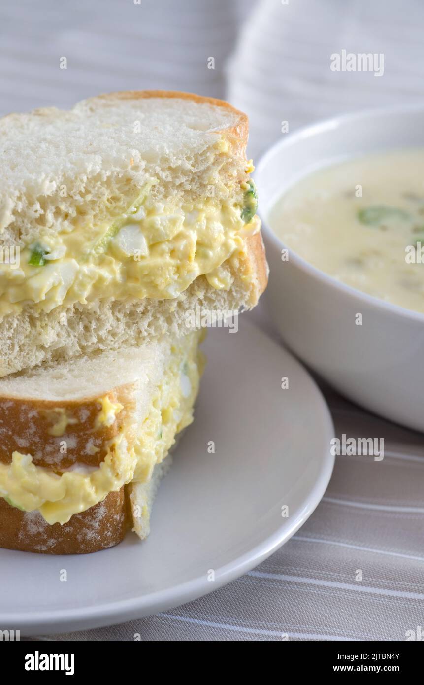 Deliziosa insalata di uova con sandwiches di Scalionda e zuppa di sedano verticale Foto Stock