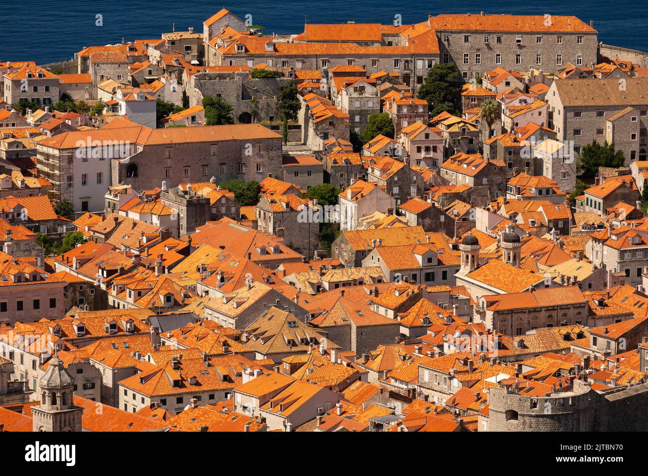 DUBROVNIK, CROAZIA, EUROPA - la città fortificata fortificata di Dubrovnik, vista aerea, sulla costa della Dalmazione. Foto Stock