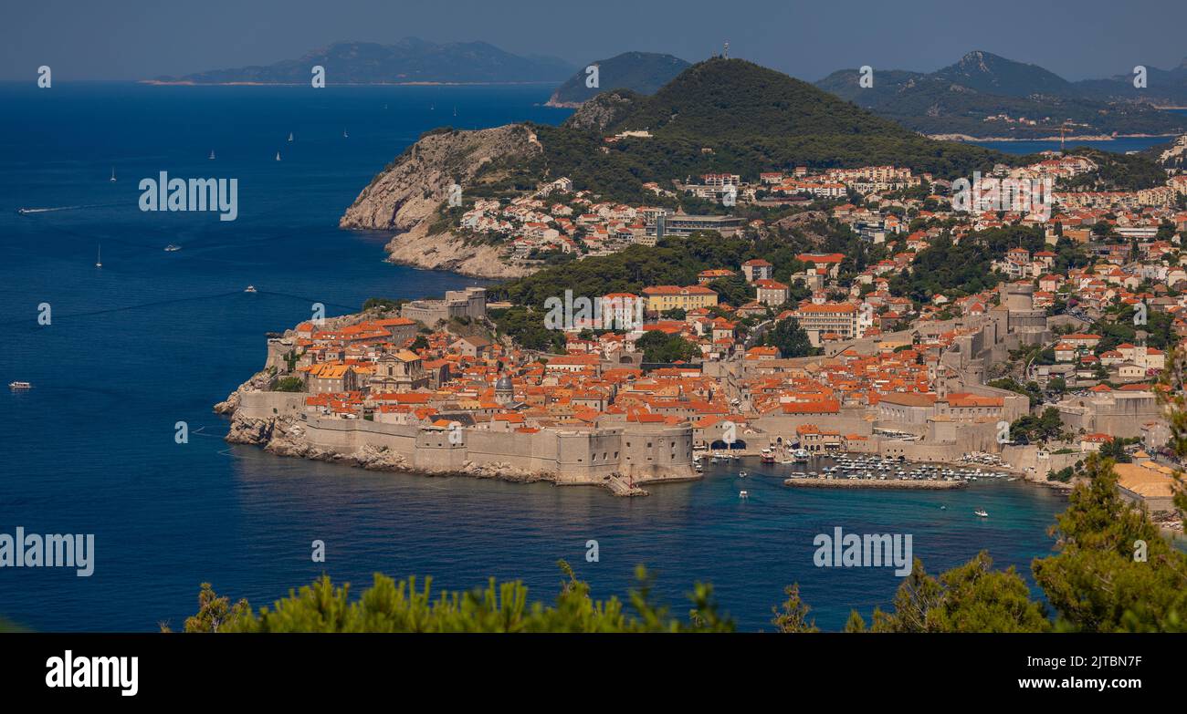 DUBROVNIK, CROAZIA, EUROPA - la città fortificata fortificata di Dubrovnik, vista aerea, sulla costa della Dalmazione. Foto Stock