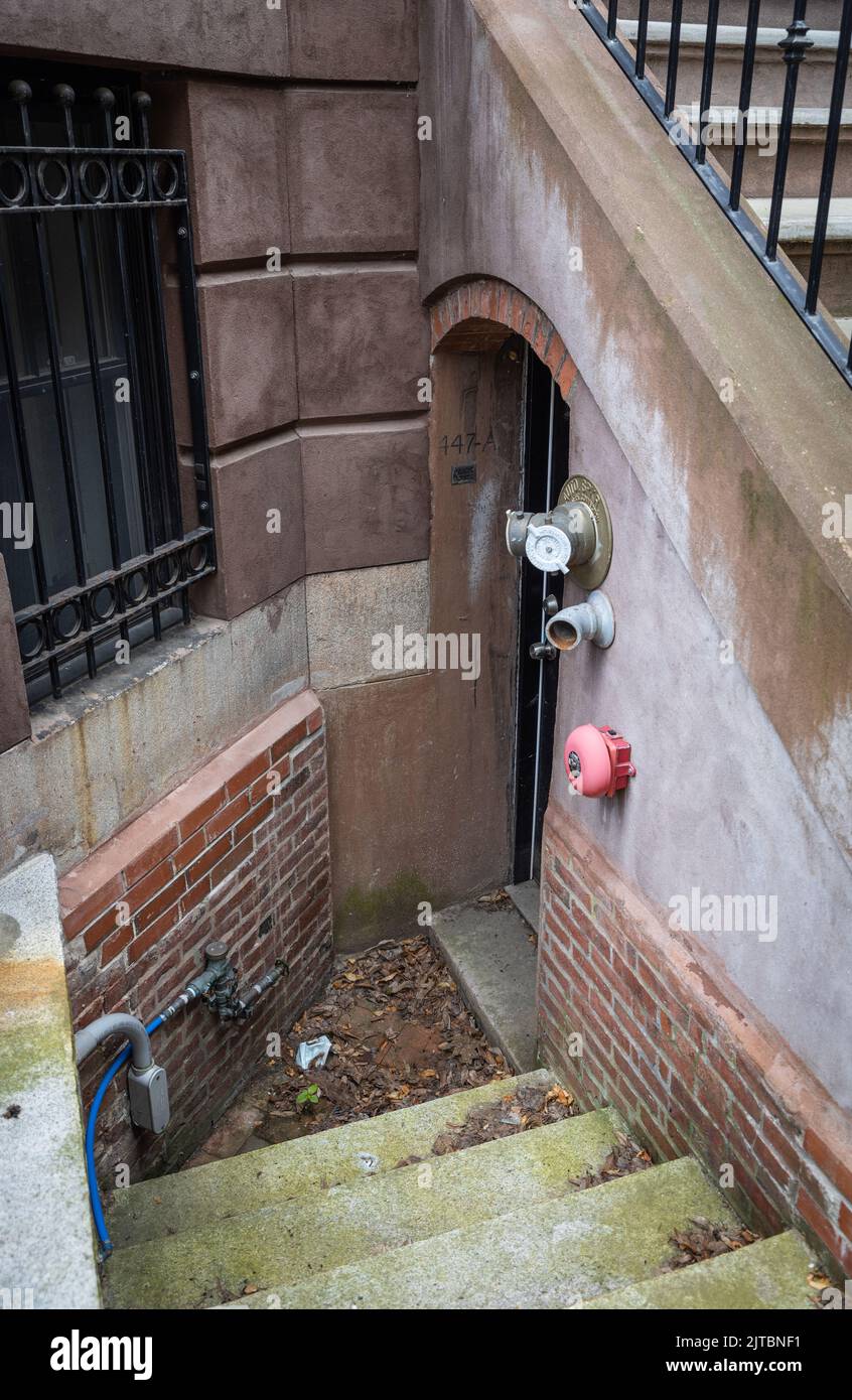 Una connessione sprinkler antincendio e una campana all'esterno di un edificio Foto Stock