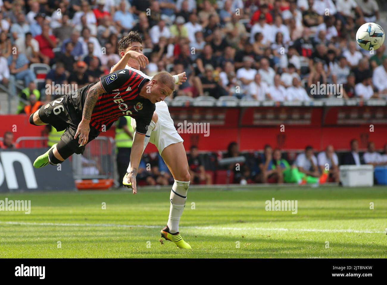 Nizza, Francia, 28th agosto 2022. Melvin Bard dell'OGC Nice si allontana dal Leonardo Balerdi dell'Olympique De Marseille durante la partita Uber Eats Ligue 1 allo stadio Allianz Riviera di Nizza. L'immagine di credito dovrebbe essere: Jonathan Moskrop / Sportimage Foto Stock