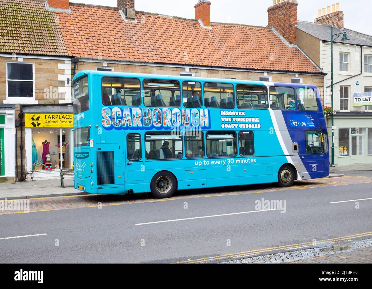 Un autobus a due piani nel centro di Guisborough l'autobus si trova sulle linee X93/X94 che costeggiano la North Yorkshire Coast fermandosi in città come Whitby An Foto Stock