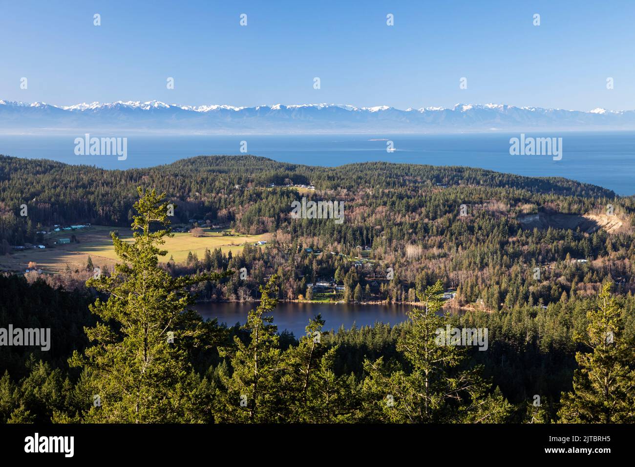 WA21923-00...WASHINGTON - Vista dal Parco del Monte Erie che si affaccia sul Lago Erie, lo stretto di Rosario, lo stretto di Juan de Fuca e la catena olimpica. Foto Stock