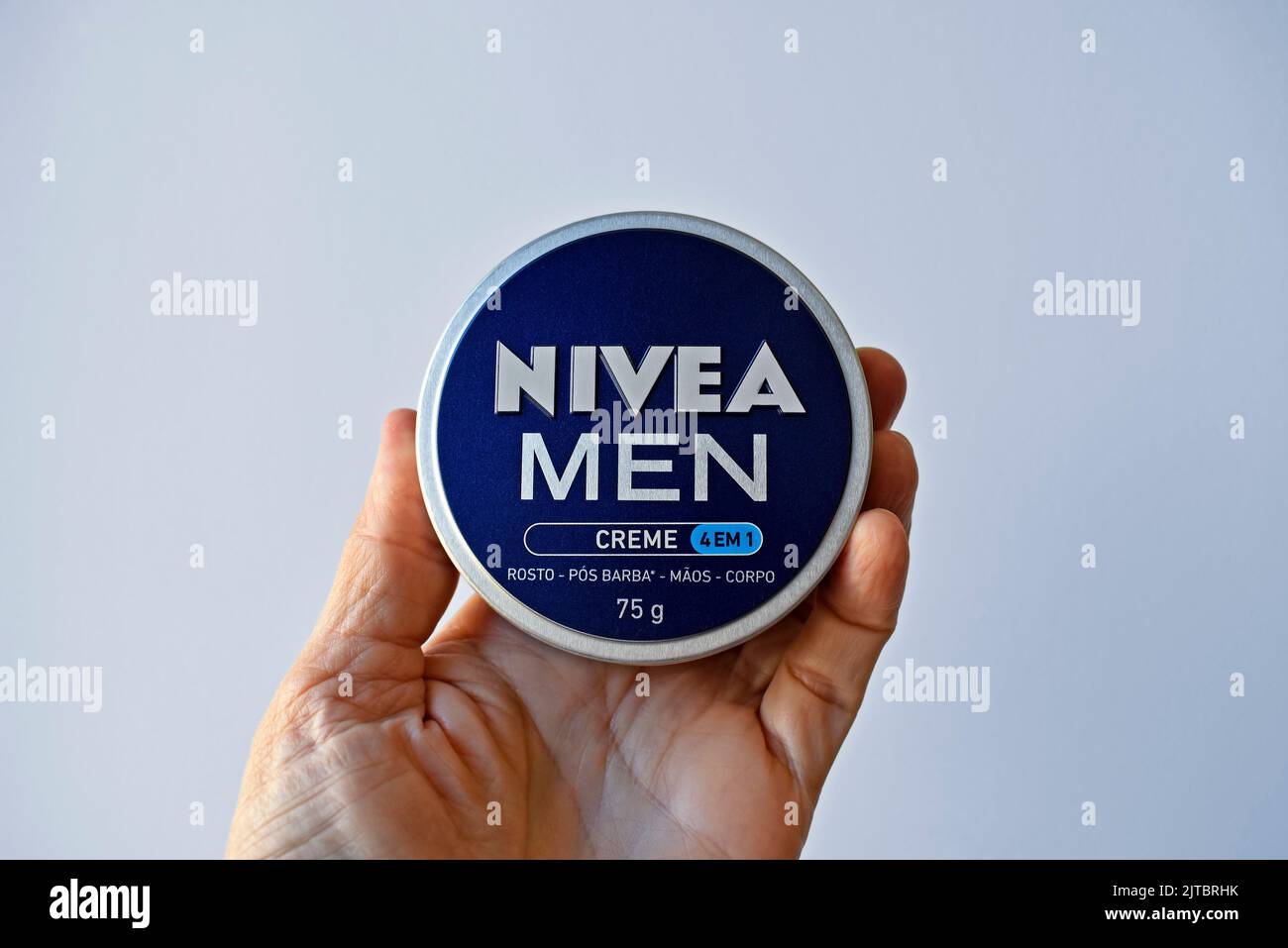 RIO DE JANEIRO, BRASILE - 27 AGOSTO 2022: Mano che tiene un vasetto di crema Nivea per gli uomini Foto Stock
