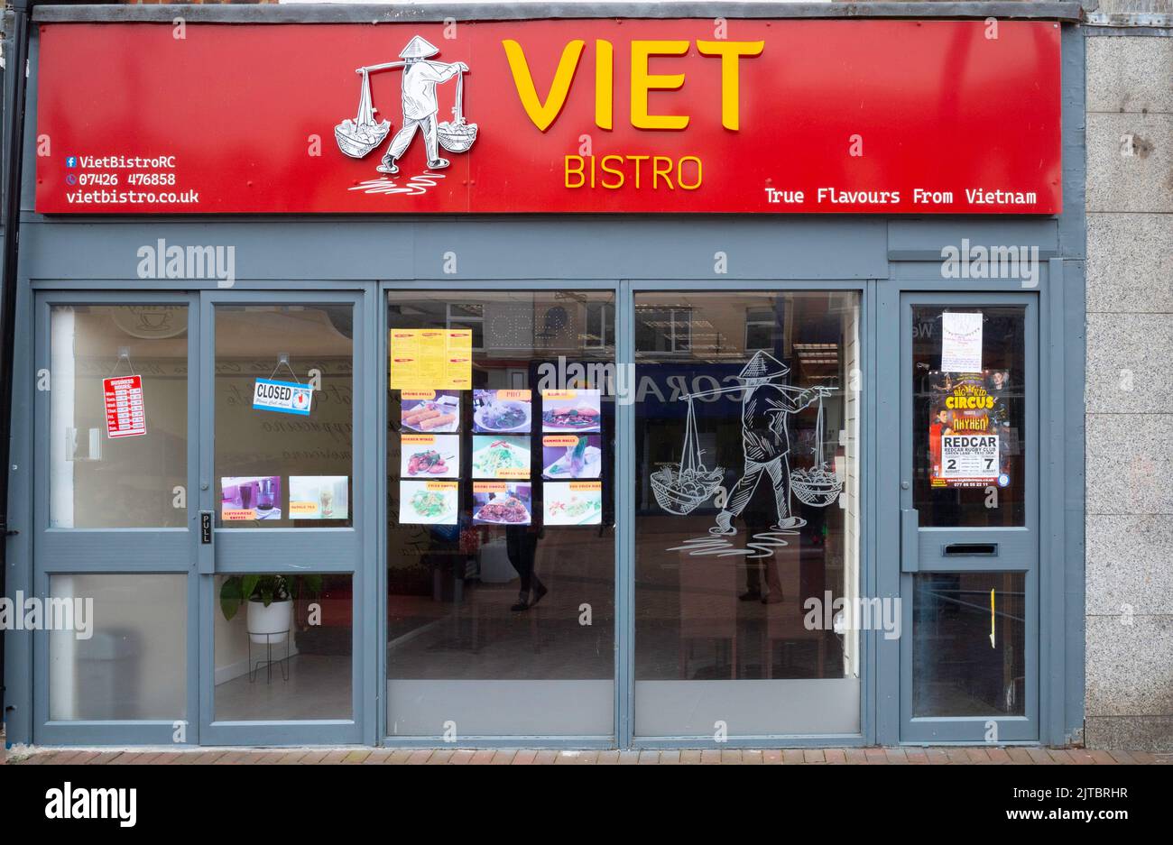 Viet Bistro presso l'orologio della città nel centro di Redcar Cleveland North Yorkshire, che serve cibo vietnamita Foto Stock