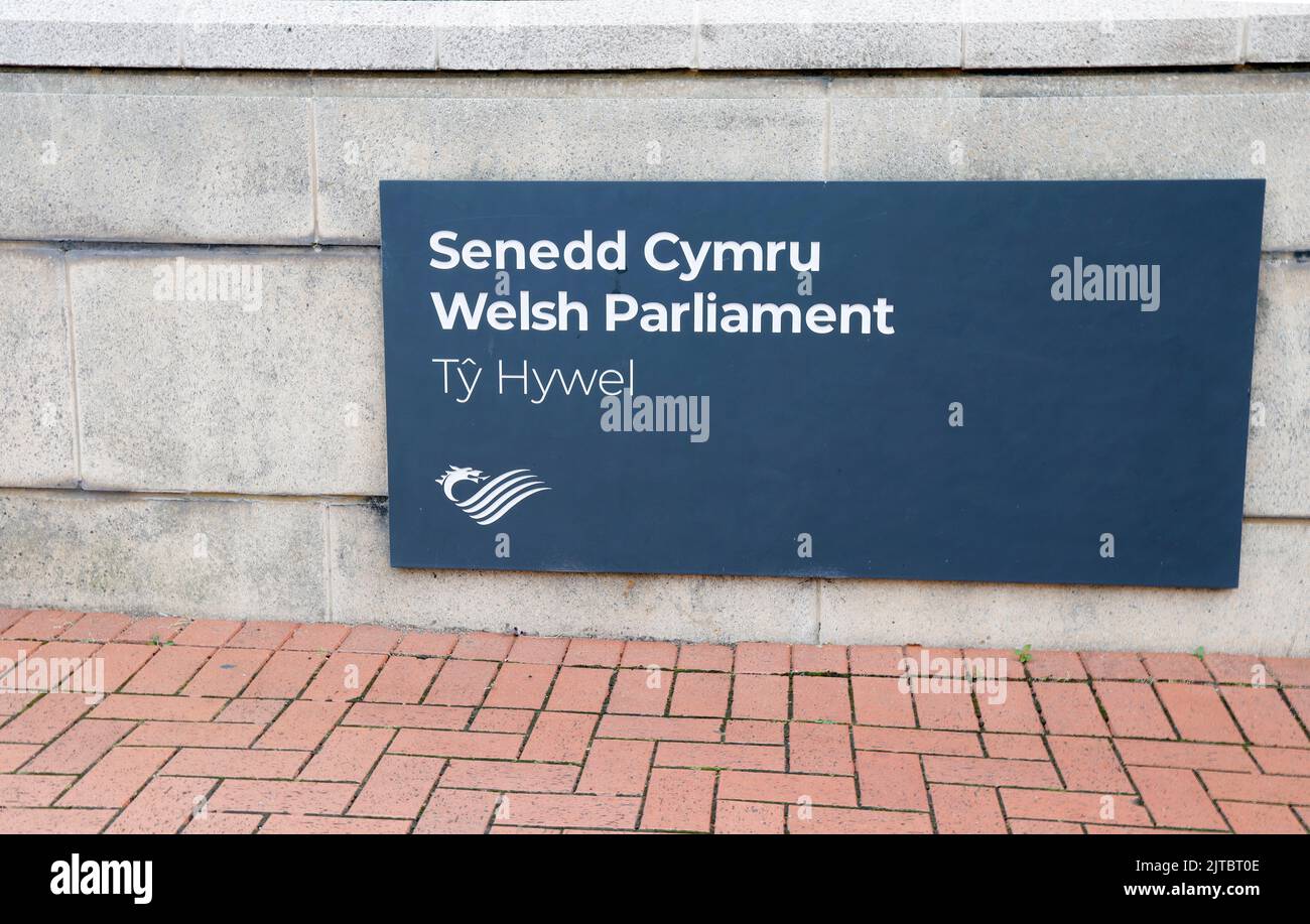 Insegna fuori Ty Hywel / Hywel House. Edificio del Parlamento gallese. Senedd Cymru. Baia di Cardiff , estate 2022 Foto Stock