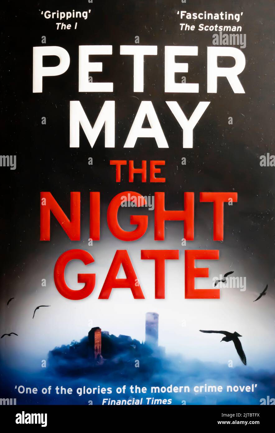 The Night Gate: The Razor-Sharp finale to the Enzo Macleod Investigations (The Enzo Files Book 7) Libro di Peter May. 2021 Foto Stock