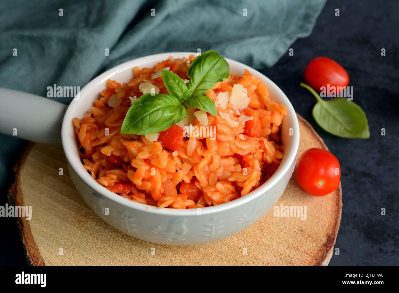 Kritharaki con pomodori e pollo. Tipo tradizionale di pasta greca a forma di riso. Versione greca di Orzo italiano Foto Stock