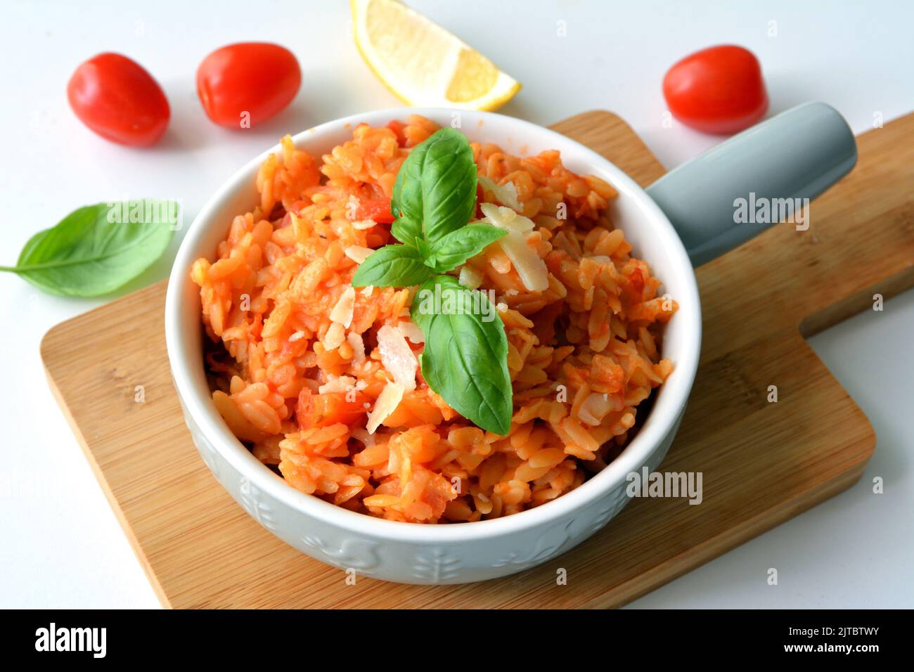 Kritharaki con pomodori e pollo. Tipo tradizionale di pasta greca a forma di riso. Versione greca di Orzo italiano Foto Stock