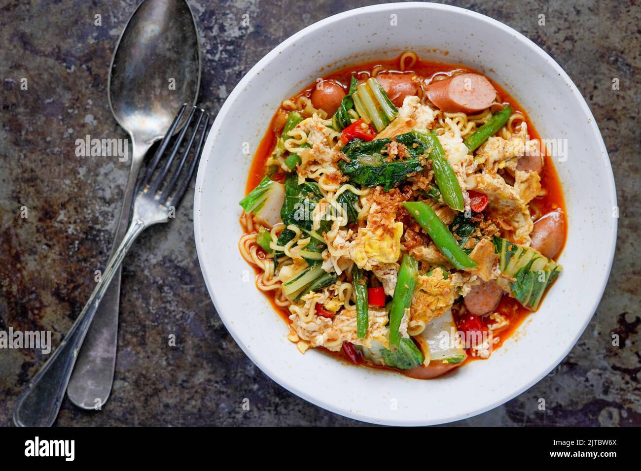 Spaghetti istantanei indonesiani speziati con verdure Foto Stock