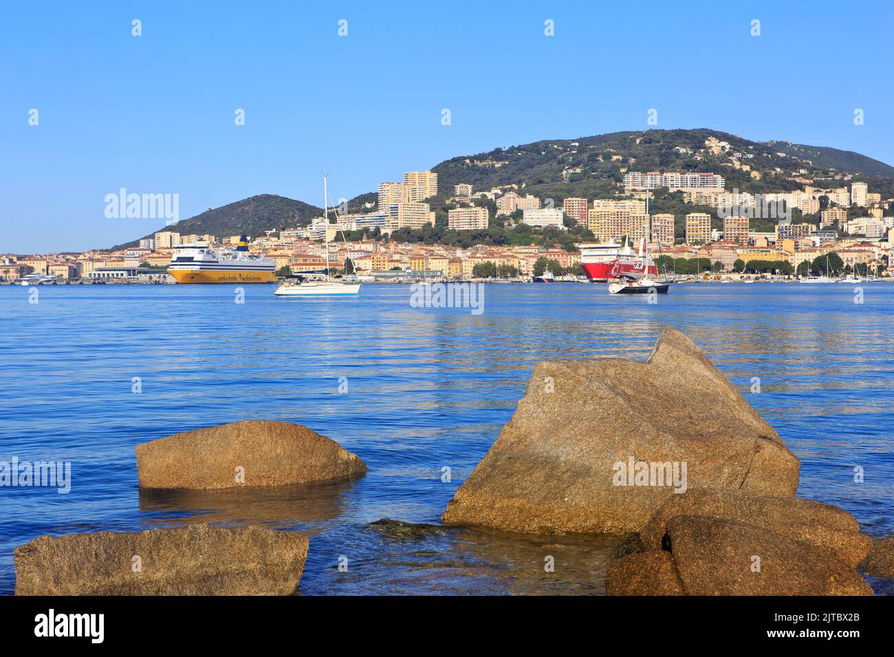 La paglia Orba (1994 m) dalla Corsica linea e la MS Mega Smeralda (1985 m) dalla Corsica Ferries - Sardinia Ferries a Ajaccio (Corsica), Francia Foto Stock