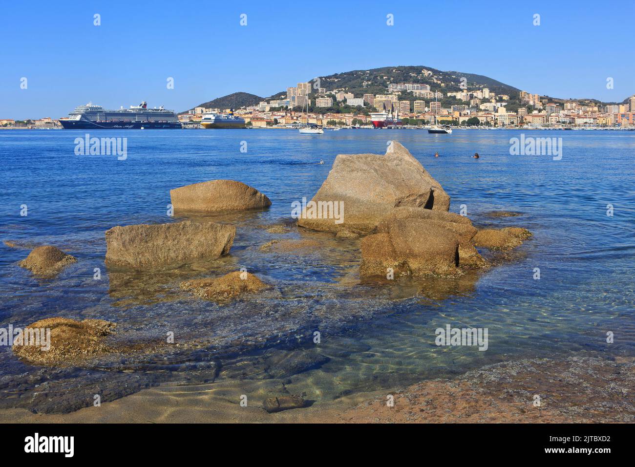 La paglia Orba (1994), la MS Mega Smeralda (1985) e la Mein Schiff 2 (2019) ormeggiate nel porto di Ajaccio (Corse-du-Sud) in Corsica, Francia Foto Stock