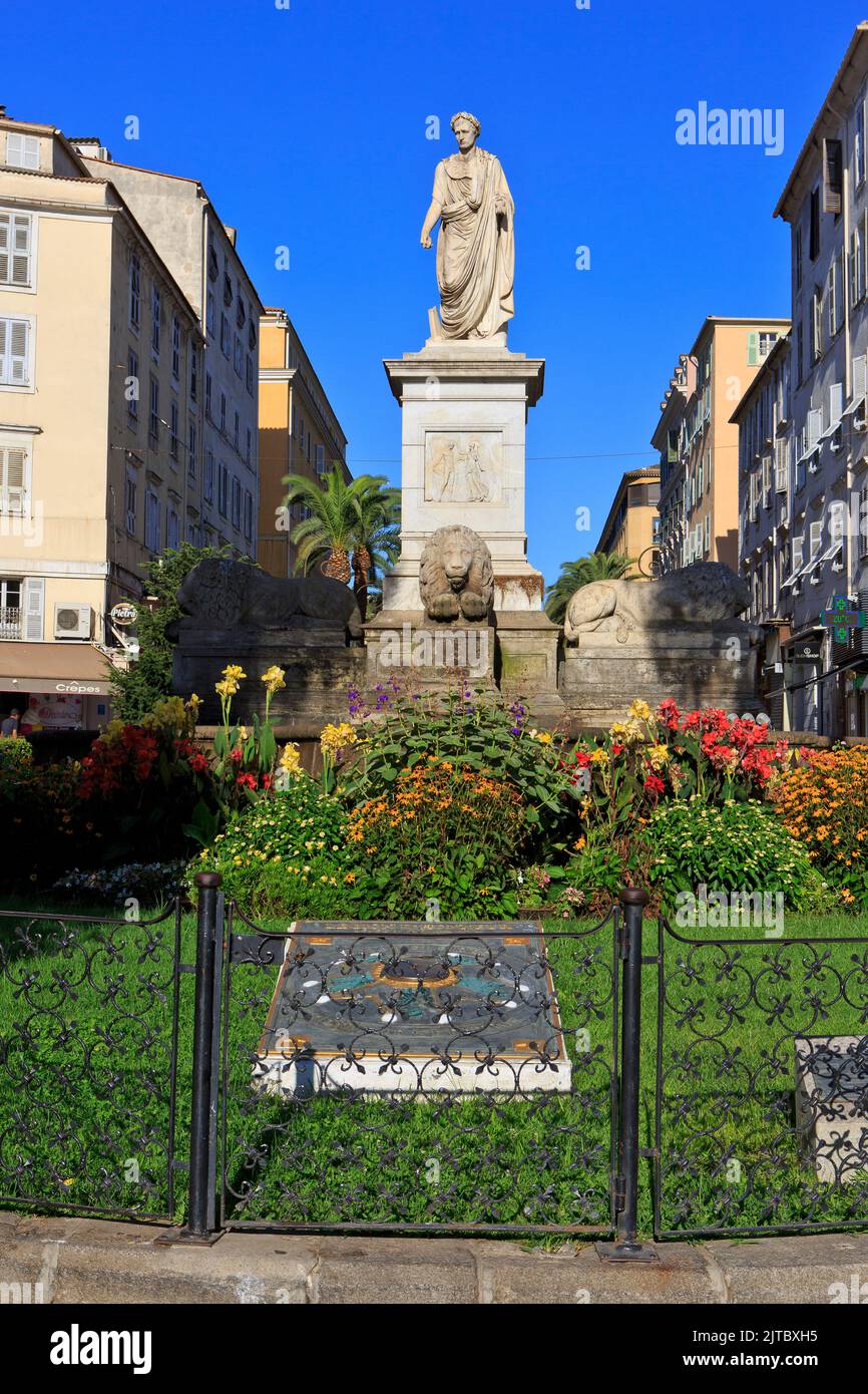 Monumento a Napoleone Bonaparte, primo console della Repubblica dal 1799-1804, vestito in toga romana, ad Ajaccio (Corse-du-Sud), Francia Foto Stock