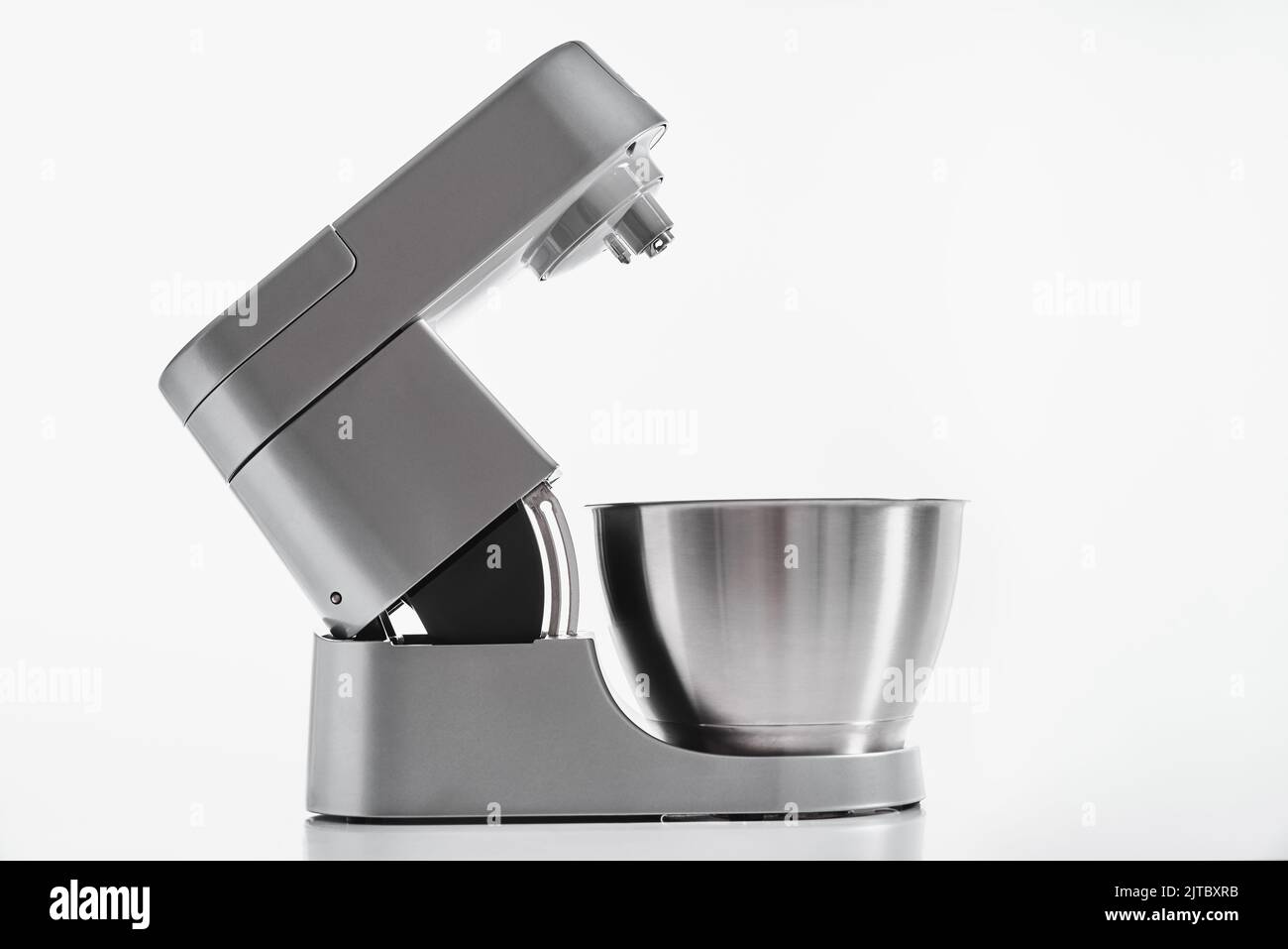 Macinazione Di Carote Con Un Robot Da Cucina Elettrico - Fotografie stock e  altre immagini di Grattugia - iStock