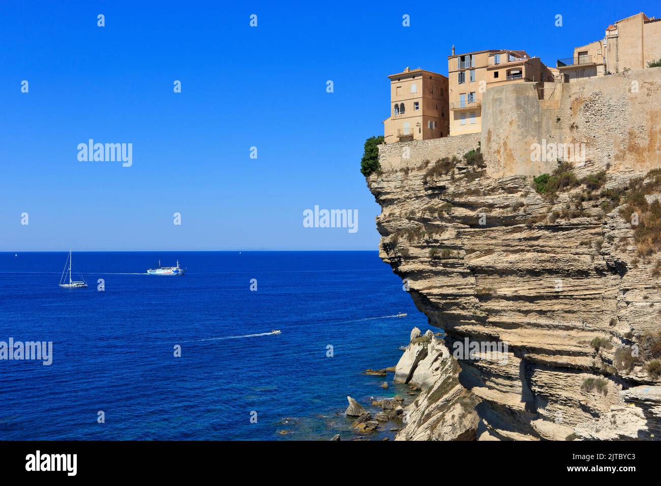 La cittadella sulla scogliera di Bonifacio arroccata sul Mar Mediterraneo a Bonifacio (Corse-du-Sud) sull'isola di Corsica, Francia Foto Stock