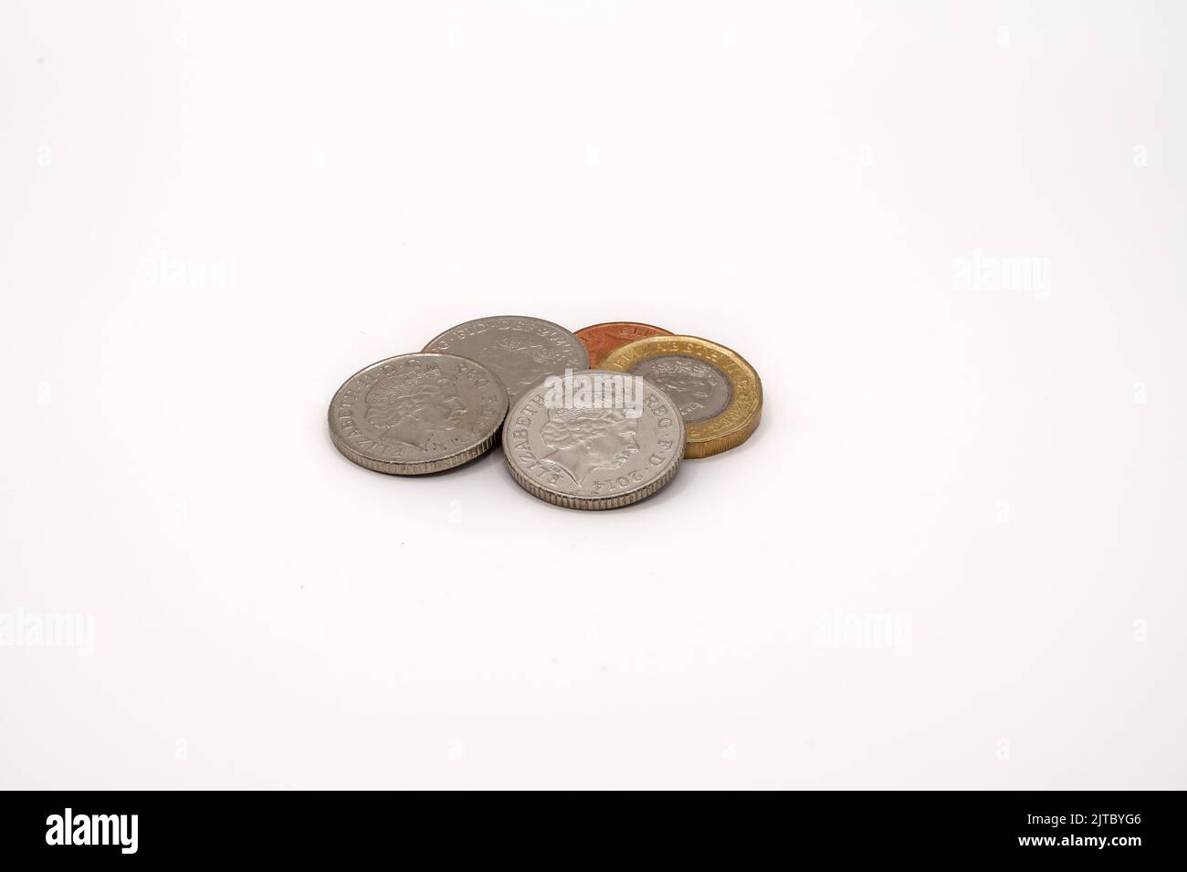 dettaglio primo piano della moneta della sterlina, con dieci pezzi da pence, moneta della sterlina e parte di una moneta da un centesimo in mostra Foto Stock