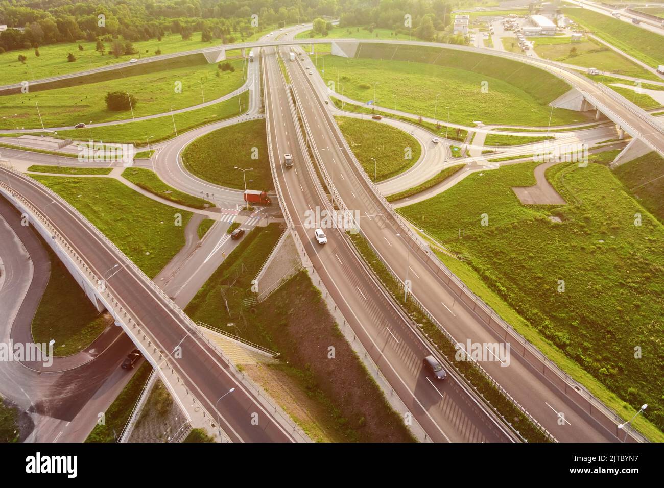 Vista aerea delle auto che si trovano all'incrocio circolare della città, infrastrutture per la rotonda dei trasporti, svincolo autostradale a Breslavia, Polonia Foto Stock