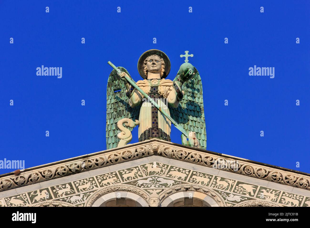 Statua dell'arcangelo San Michele in cima al timpano della Basilica di San Michele in Foro a Lucca (provincia di Lucca) in Toscana Foto Stock