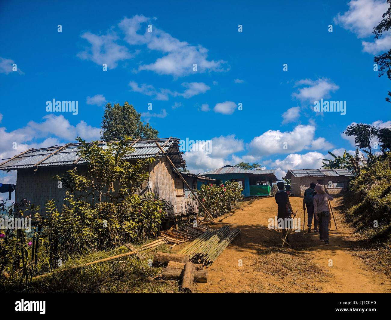 Un gruppo di agricoltori che camminano in un villaggio a Keokradong, Bangladesh Foto Stock