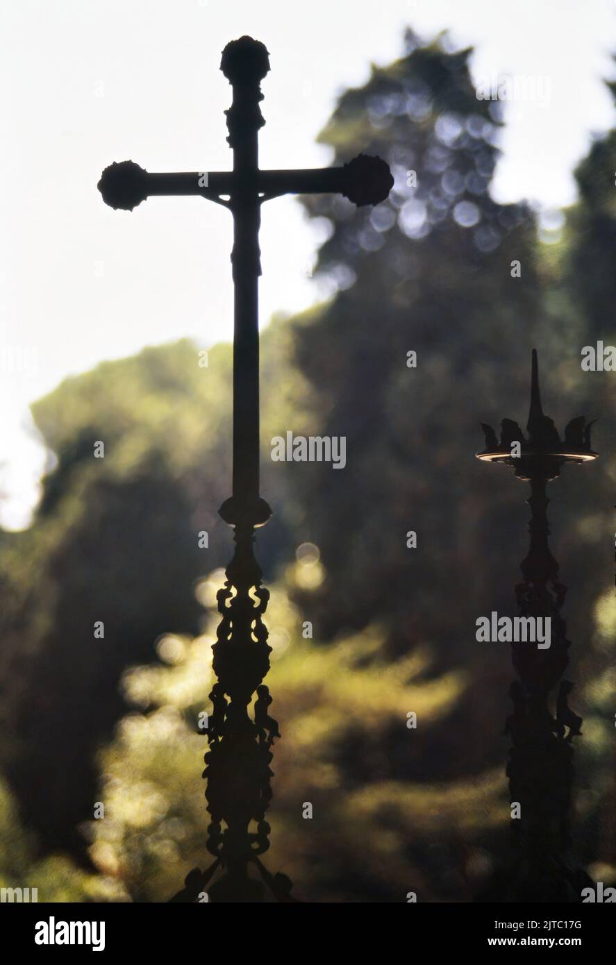 La silhoutette di una croce contro la luce solare del Vaticano Foto Stock