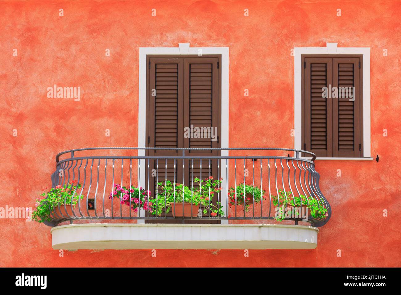 Un tradizionale balcone mediterraneo decorato con piante fiorite a Romana (provincia di Sassari) sull'isola di Sardegna Foto Stock