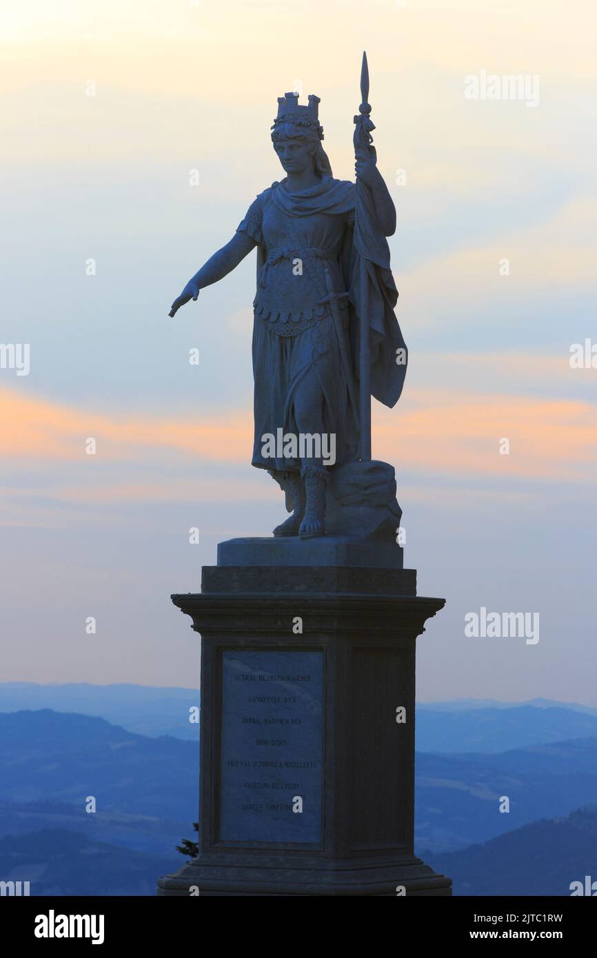 La Statua della libertà in Piazza della libertà a San Marino al tramonto Foto Stock