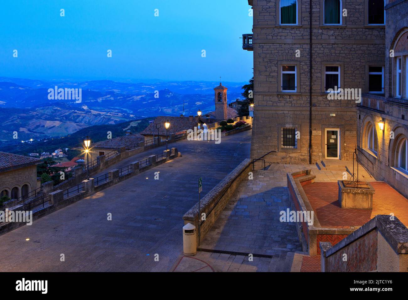 Street art all'alba nel centro storico di San Marino Foto Stock