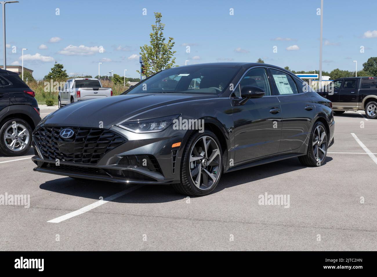 Muncie - circa Agosto 2022: Hyundai Sonata mostra in una concessionaria. Hyundai offre la Sonata nei modelli se, SEL e Limited. Foto Stock