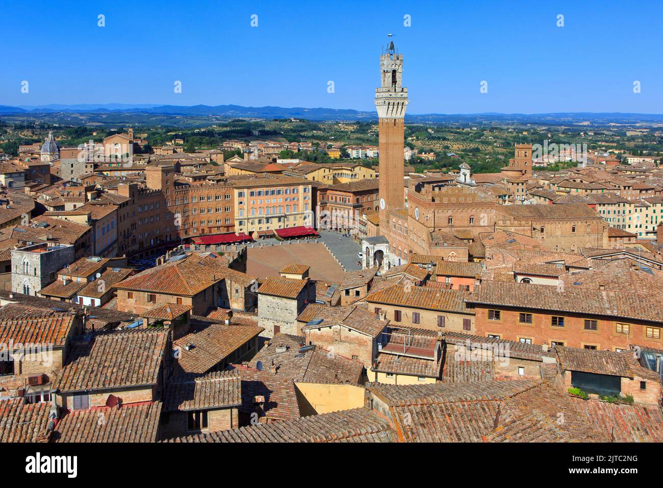 Vista panoramica in una bella giornata estiva sul Palazzo pubblico (municipio) del 14th° secolo a Siena (Toscana) Foto Stock