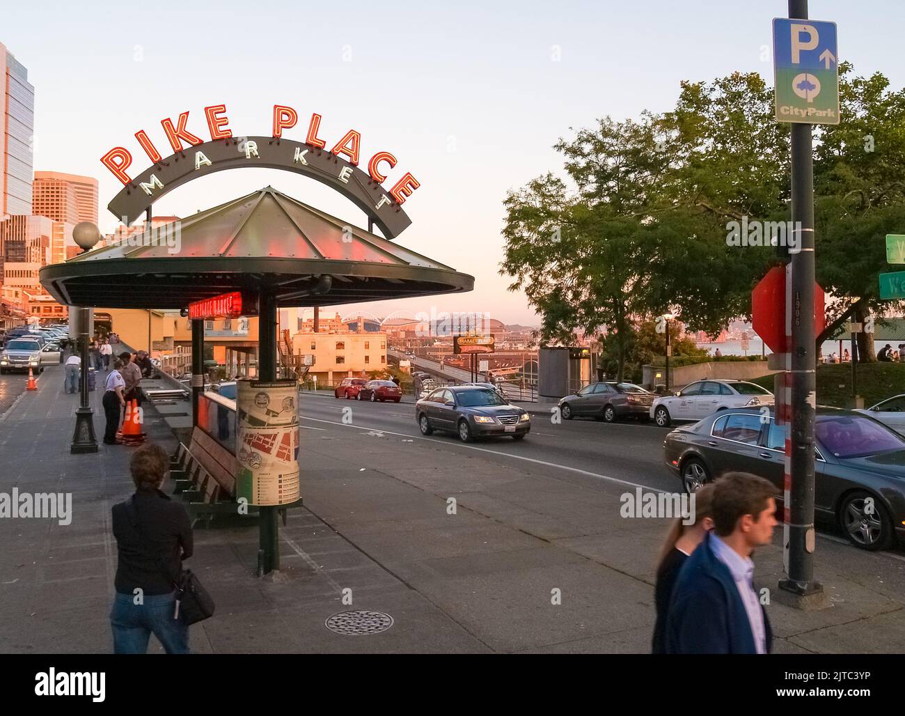 Seattle USA - 20 2008 luglio; Pike Place Bus Shelter con segnale al neon al crepuscolo. Foto Stock