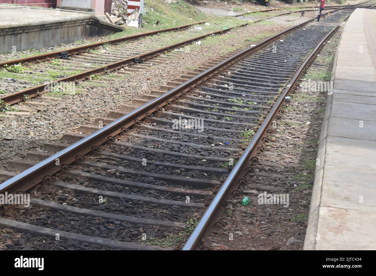 Una stazione ferroviaria a Colombo. La rete ferroviaria è stata introdotta dagli inglesi nel 1864 e il treno 1st ha corso il 27th dicembre 1864, con la costruzione della linea principale da Colombo ad Ambepussa, a 54 chilometri ad est. La rete ferroviaria dello Sri Lanka è di 1.508 km (937 mi) di 5 piedi 6 pollici (1.676 mm) di larghezza. Alcuni dei suoi percorsi sono panoramici, con la linea principale che passa (o attraversa) cascate, montagne, tea station, pinete, ponti e stazioni di picco. Sri Lanka. Foto Stock