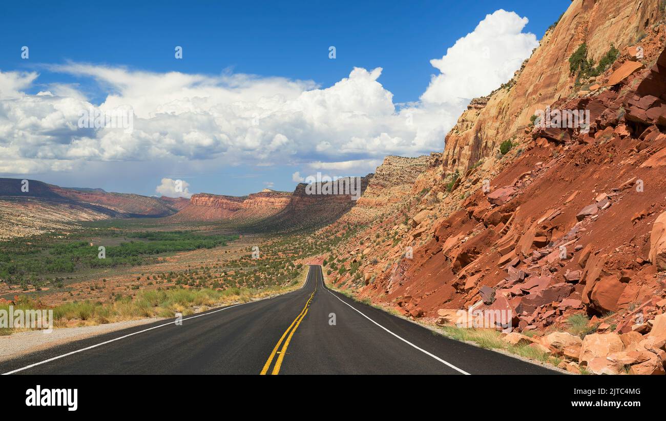 Bicentennial Highway (Utah state Route 95) lunga strada panoramica lungo il paesaggio desertico vicino a Blanding, Utah Foto Stock