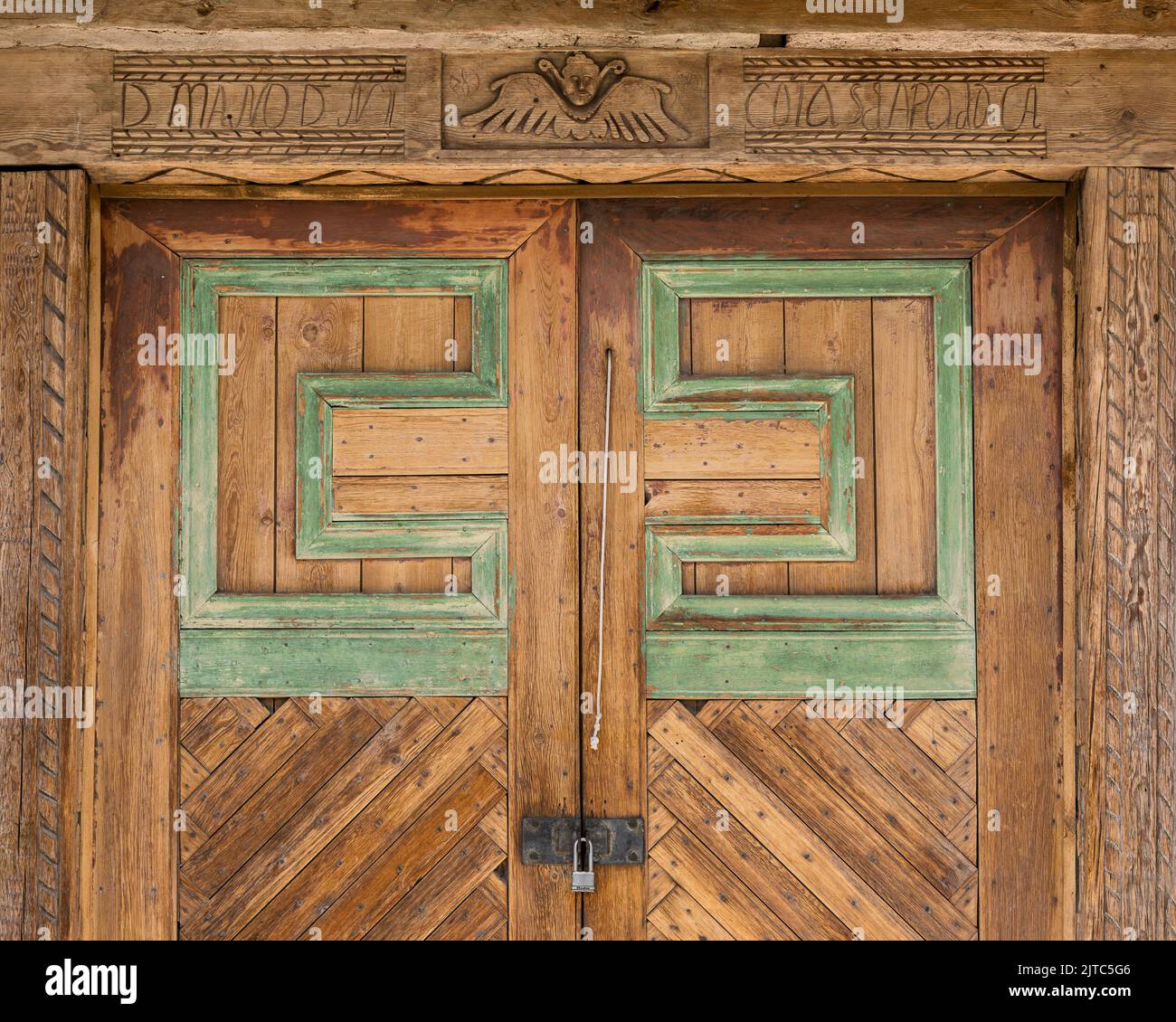 Vecchie porte d'ingresso in legno alla chiesa di San Jose de Gracia sulla piazza principale di Las Trampas, New Mexico Foto Stock