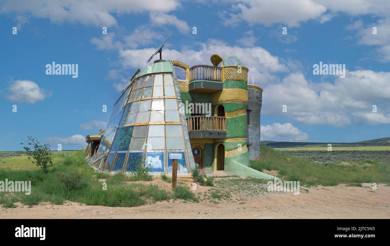 Casa di biosfera di Earthship nel deserto a Tres Piedras vicino Taos, New Mexico Foto Stock