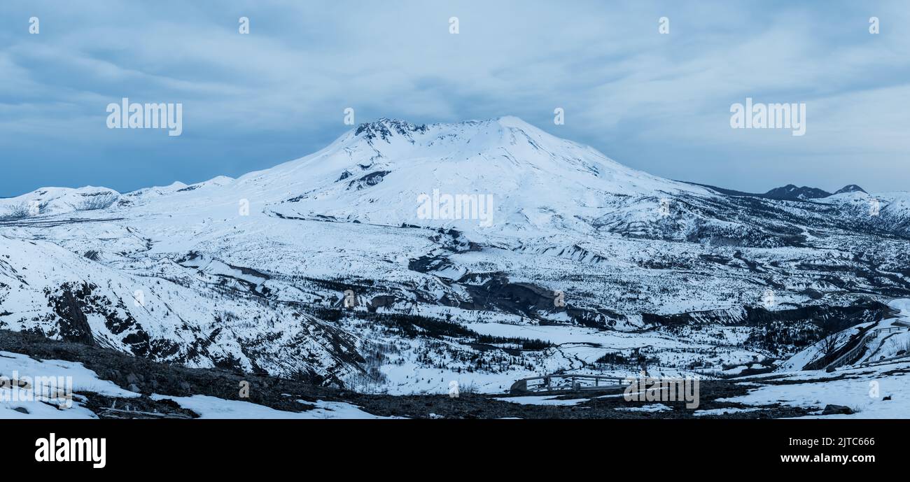 Panorama del vulcano Mount St. Helens in Snowy White Winter nello stato di Washington, USA Foto Stock