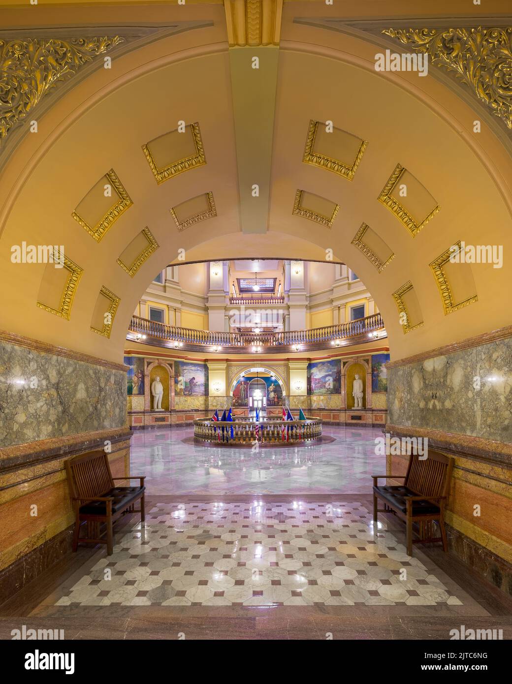 Corridoio sotto l'arco fino alla rotonda dell'edificio del Campidoglio dello Stato del Kansas a Topeka, Kansas Foto Stock