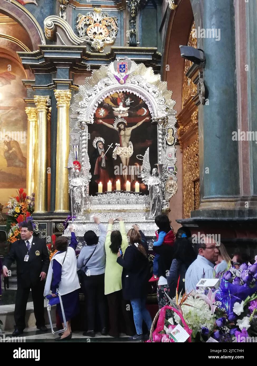 Persone che cercano di avvicinarsi all'immagine processionale del Signore dei Miracoli portando offerte e chiedendo la sua benedizione e il suo aiuto. Foto Stock
