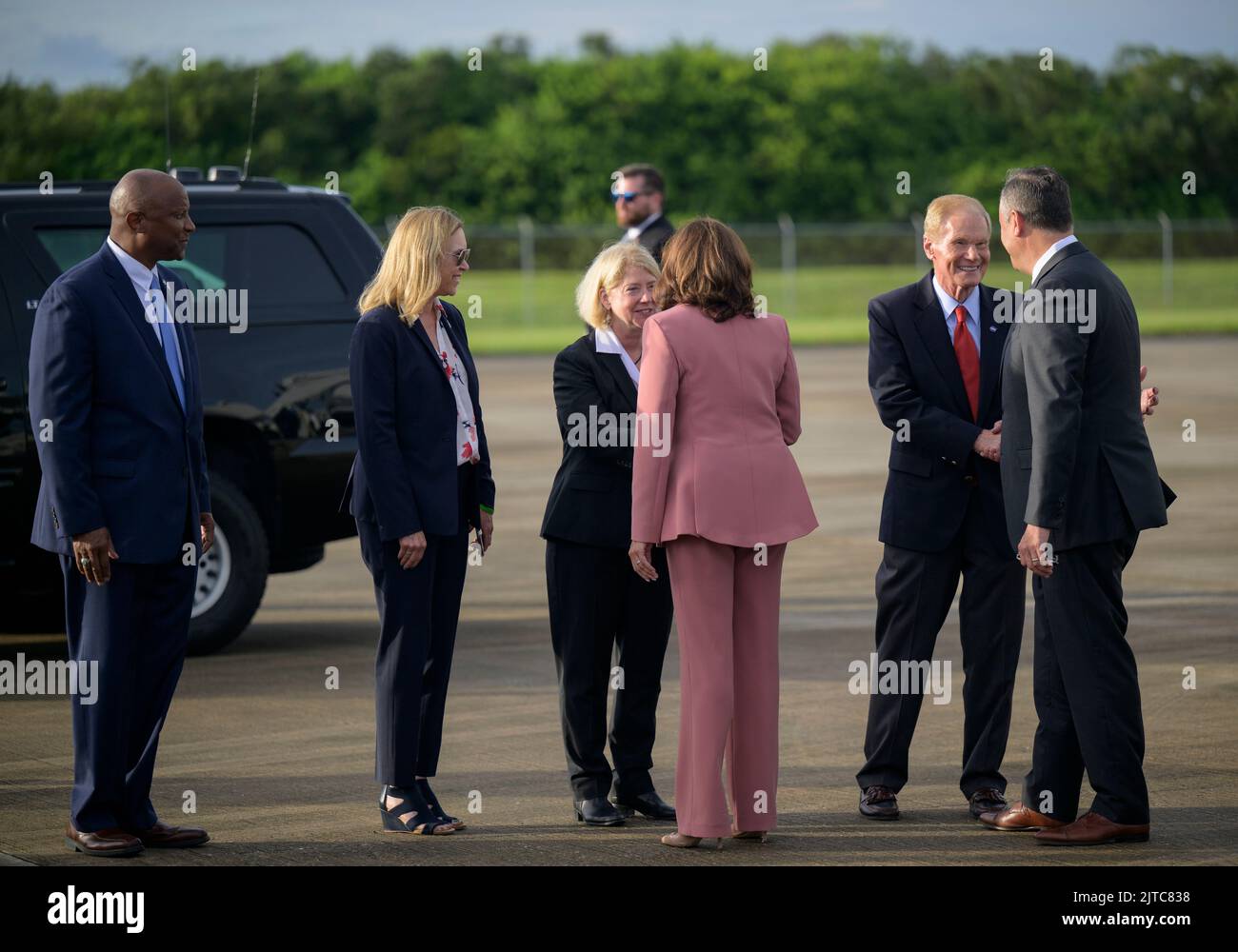 Kennedy Space Center, Stati Uniti d'America. 29 agosto, 2022. Direttore del Kennedy Space Center Kelvin Manning, a sinistra, direttore del Kennedy Space Center Janet Petro, amministratore delegato della NASA Pam Melroy, E Bill Nelson, amministratore della NASA, accolgono il Vice Presidente Kamala Harris e il secondo Gentleman Doug Emhoff mentre arrivano per assistere al lancio del razzo SLS al Kennedy Space Center, il 29 agosto 2022, a Cape Canaveral, Florida. Il conto alla rovescia per il test di volo senza equipaggio è stato successivamente interrotto dopo che un problema con l'impianto di alimentazione ha causato un ritardo prolungato. Credito: Bill Ingalls/NASA/Alamy Live Foto Stock