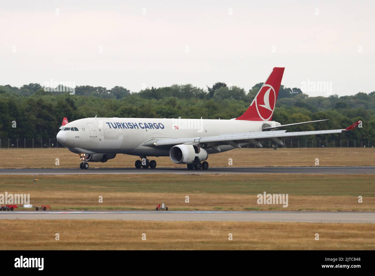 Turkish Cargo, Airbus A330, TC-JDR, arrivando all'aeroporto Stansted di Londra. Essex, Regno Unito Foto Stock