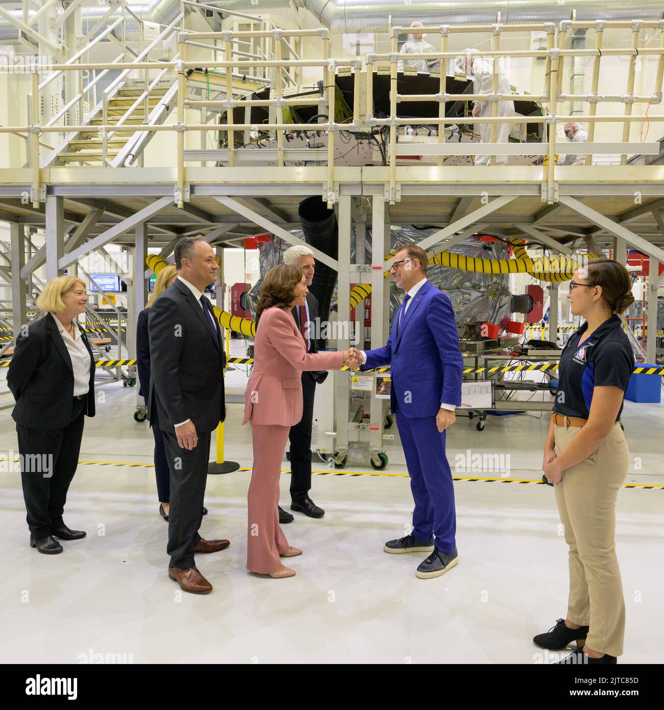 Kennedy Space Center, Stati Uniti d'America. 29 agosto, 2022. Il Vice Presidente degli Stati Uniti Kamala Harris si scosta le mani con Josef Aschbacher, Direttore Generale dell'ESA durante una visita per vedere il modulo di servizio Artemis II presso il Neil A. Armstrong Operations and Checkout Building presso il Kennedy Space Center, 29 agosto 2022, a Cape Canaveral, Florida. Il conto alla rovescia per il test di volo Artemis i senza equipaggio è stato poi interrotto dopo che un problema con l'impianto di alimentazione ha causato un ritardo prolungato. Credit: Bill Ingalls/NASA/Alamy Live News Foto Stock