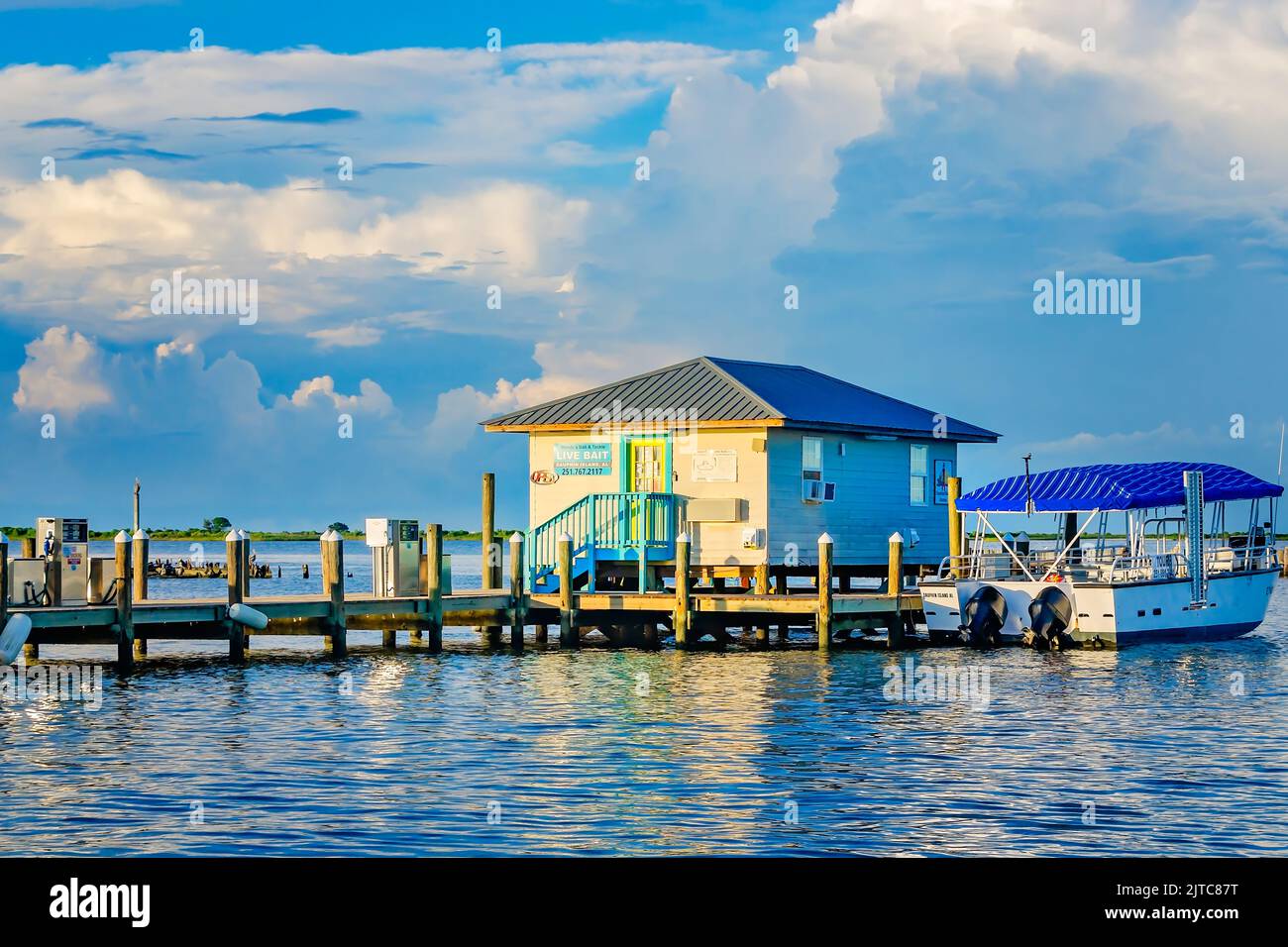 Un negozio di esche vende esche dal vivo al Dauphin Island Marina, 27 agosto 2022, a Dauphin Island, Alabama. Foto Stock