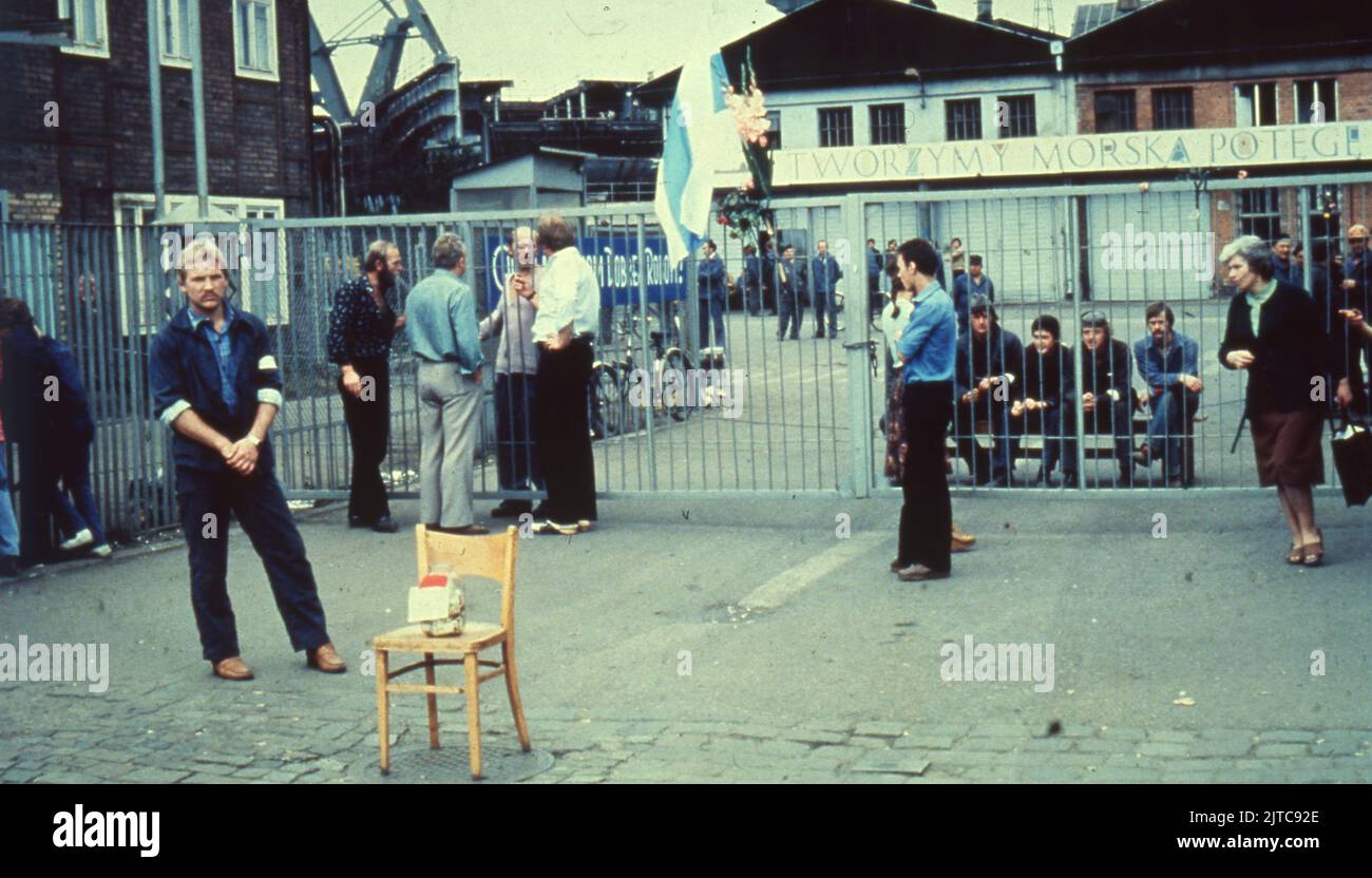 31 agosto 1980, Danzica, Polonia: Un uomo all'interno delle porte del cantiere di Lenin durante lo sciopero dei lavoratori sui salari. Nel luglio del 1980, il governo polacco ha aumentato il prezzo dei prodotti alimentari e di altri beni, mentre ha ridotto la crescita dei salari rendendo difficile per molti polacchi permettersi i beni di base. In mezzo alle crescenti tensioni e alla crisi economica, Lech Walesa, un ex elettricista licenziato e attivista sindacale, ha guidato oltre 17.000 lavoratori dei cantieri navali in uno sciopero sit-down che formava Solidarity, la prima Unione indipendente del lavoro sviluppata in una nazione del blocco sovietico. Noto come accordo di Danzica, il 31 agosto 1980, il P Foto Stock