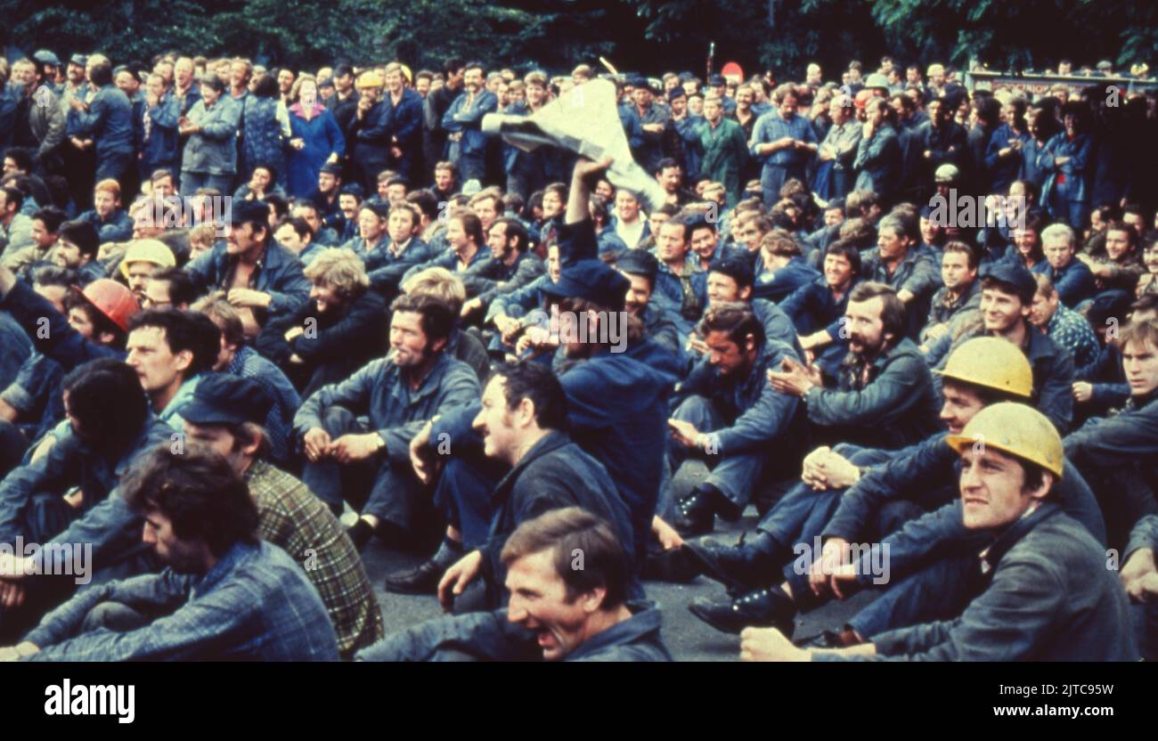 31 agosto 1980, Danzica, Polonia: Migliaia di sit-down striker al di fuori del cantiere navale di Lenin protestano contro i salari. Nel luglio del 1980, il governo polacco ha aumentato il prezzo dei prodotti alimentari e di altri beni, mentre ha ridotto la crescita dei salari rendendo difficile per molti polacchi permettersi i beni di base. In mezzo alle crescenti tensioni e alla crisi economica, Lech Walesa, un ex elettricista licenziato e attivista sindacale, ha guidato oltre 17.000 lavoratori dei cantieri navali in uno sciopero sit-down che formava Solidarity, la prima Unione indipendente del lavoro sviluppata in una nazione del blocco sovietico. Noto come l'accordo di Danzica, il 31 agosto 1980, il Pol Foto Stock