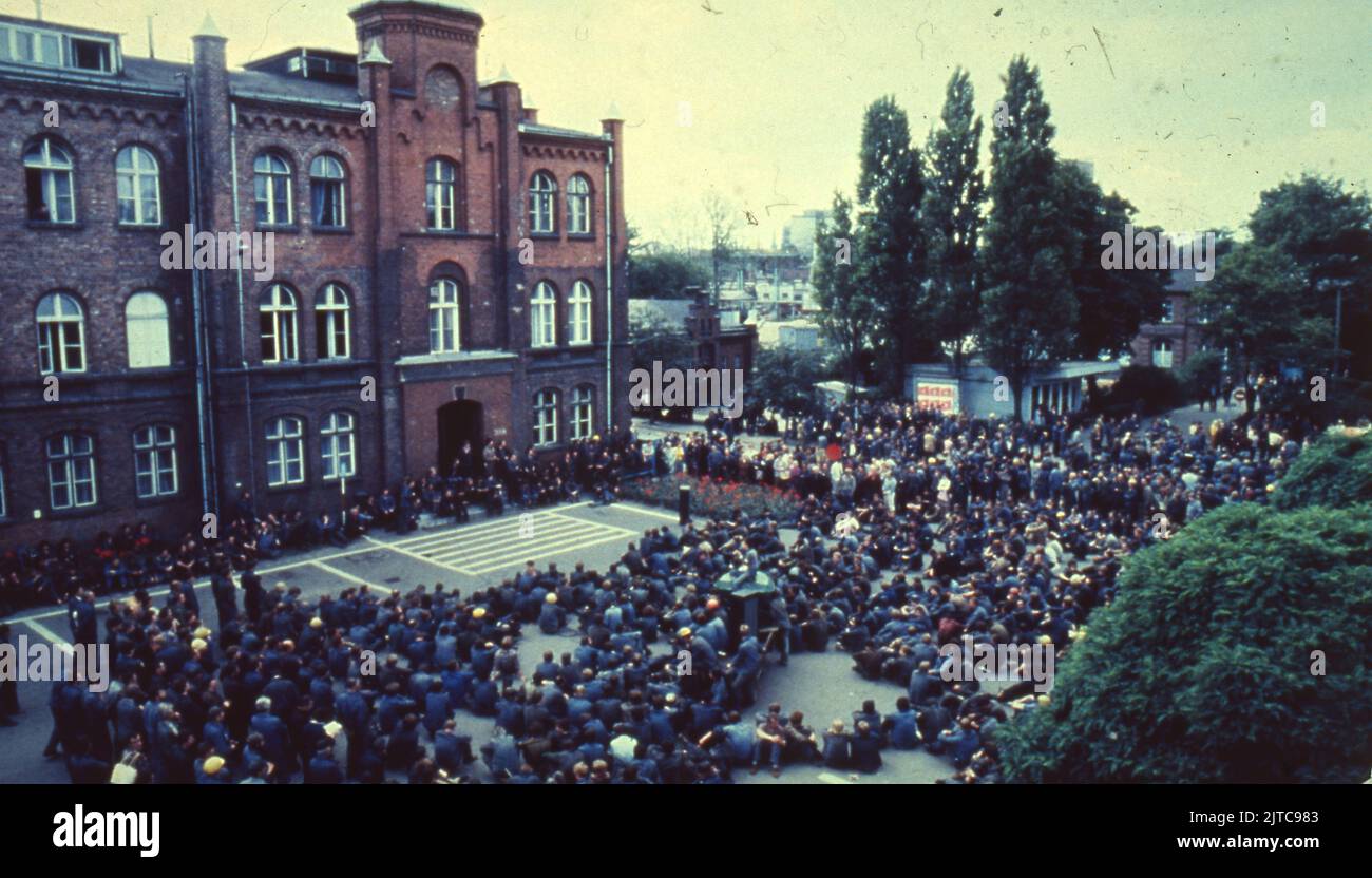 31 agosto 1980, Danzica, Polonia: Migliaia di sit-down striker al di fuori del cantiere navale di Lenin protestano contro i salari. Nel luglio del 1980, il governo polacco ha aumentato il prezzo dei prodotti alimentari e di altri beni, mentre ha ridotto la crescita dei salari rendendo difficile per molti polacchi permettersi i beni di base. In mezzo alle crescenti tensioni e alla crisi economica, Lech Walesa, un ex elettricista licenziato e attivista sindacale, ha guidato oltre 17.000 lavoratori dei cantieri navali in uno sciopero sit-down che formava Solidarity, la prima Unione indipendente del lavoro sviluppata in una nazione del blocco sovietico. Noto come l'accordo di Danzica, il 31 agosto 1980, il Pol Foto Stock